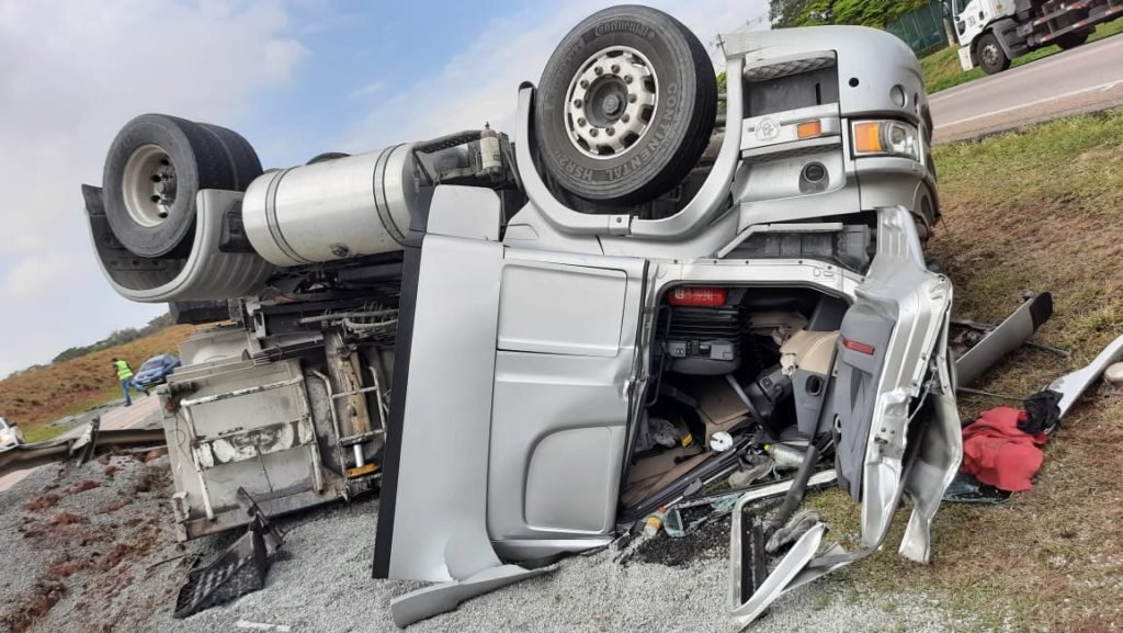 Caminhoneiro morre após veículo capotar na SP-75