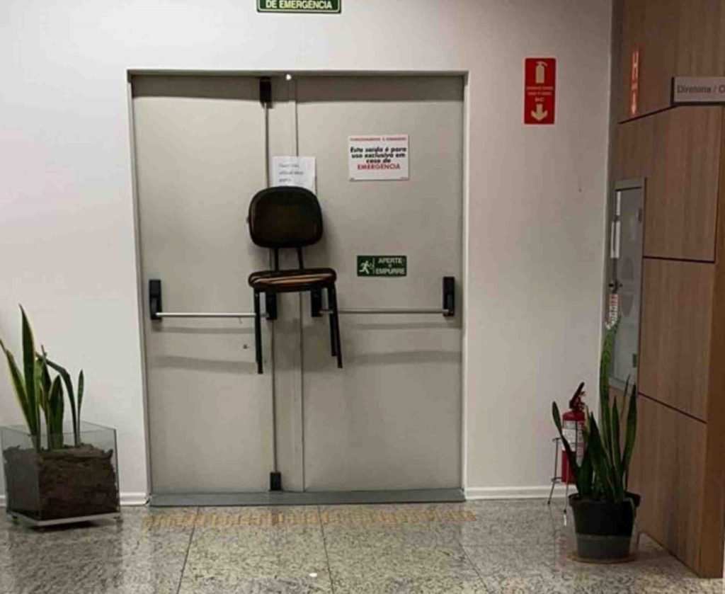 Cadeira bloqueia saída de emergência em prédio da Prefeitura de Itu