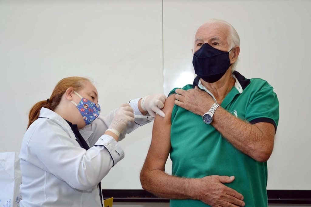 Prefeitura começa a aplicar terceira dose de vacina contra Covid-19