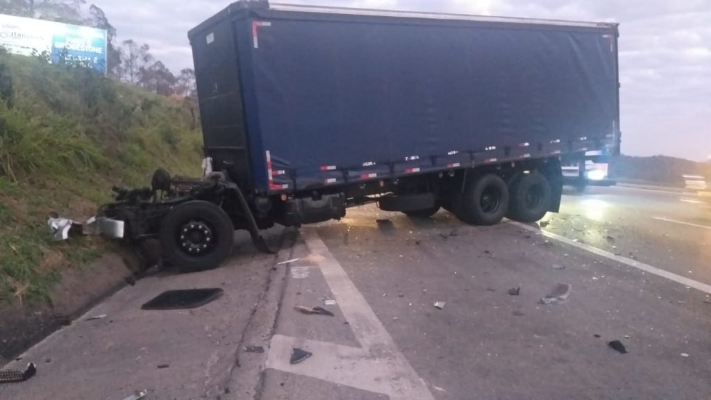 Cabine é arrancada de carreta em acidente na Castello Branco