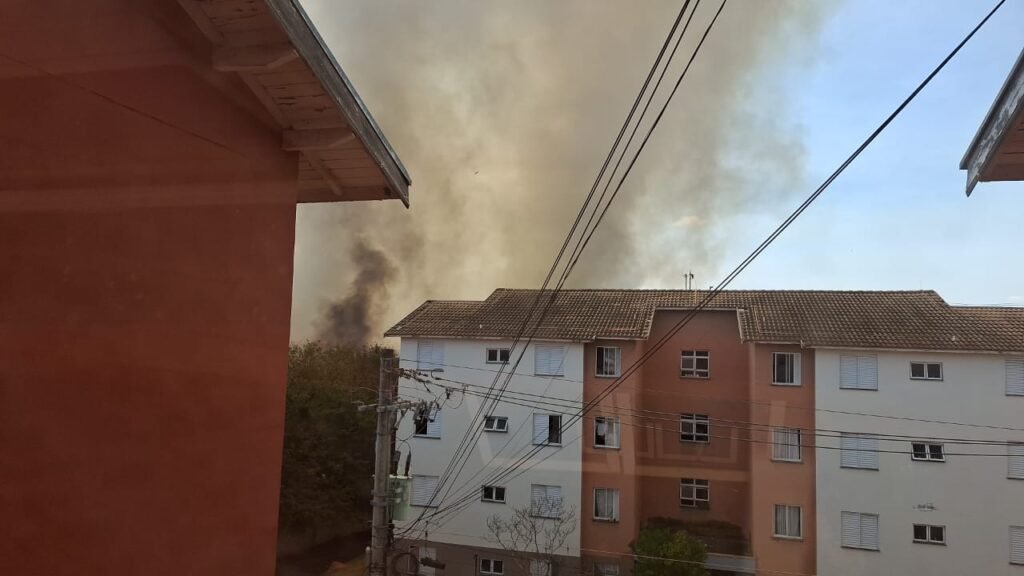 Incêndio atinge área de canavial em Itu