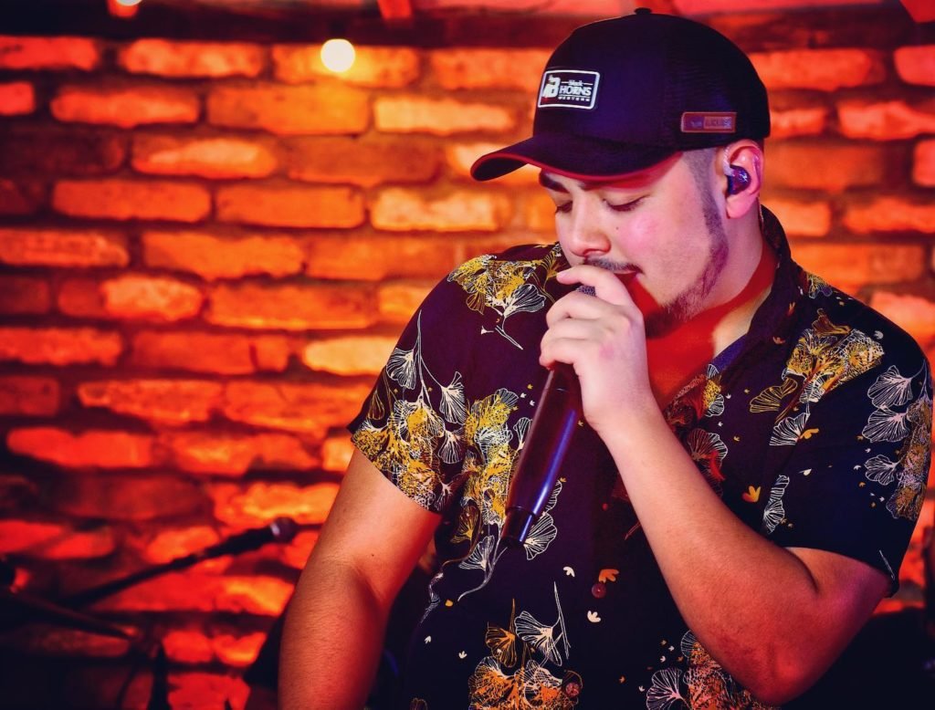 Prefeitura promove roda de samba e show sertanejo na Praça da Matriz