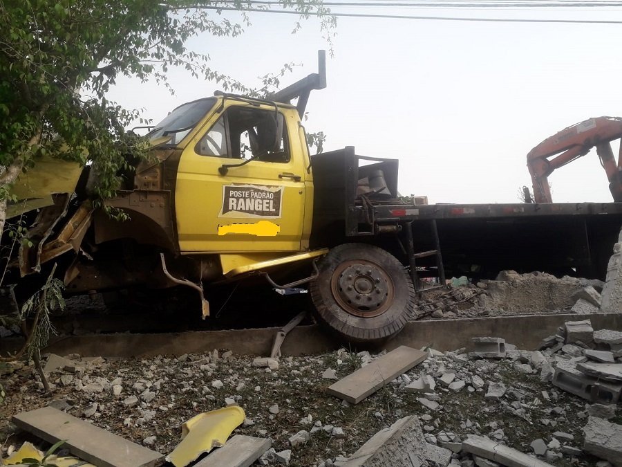 Caminhão desgovernado invade escola