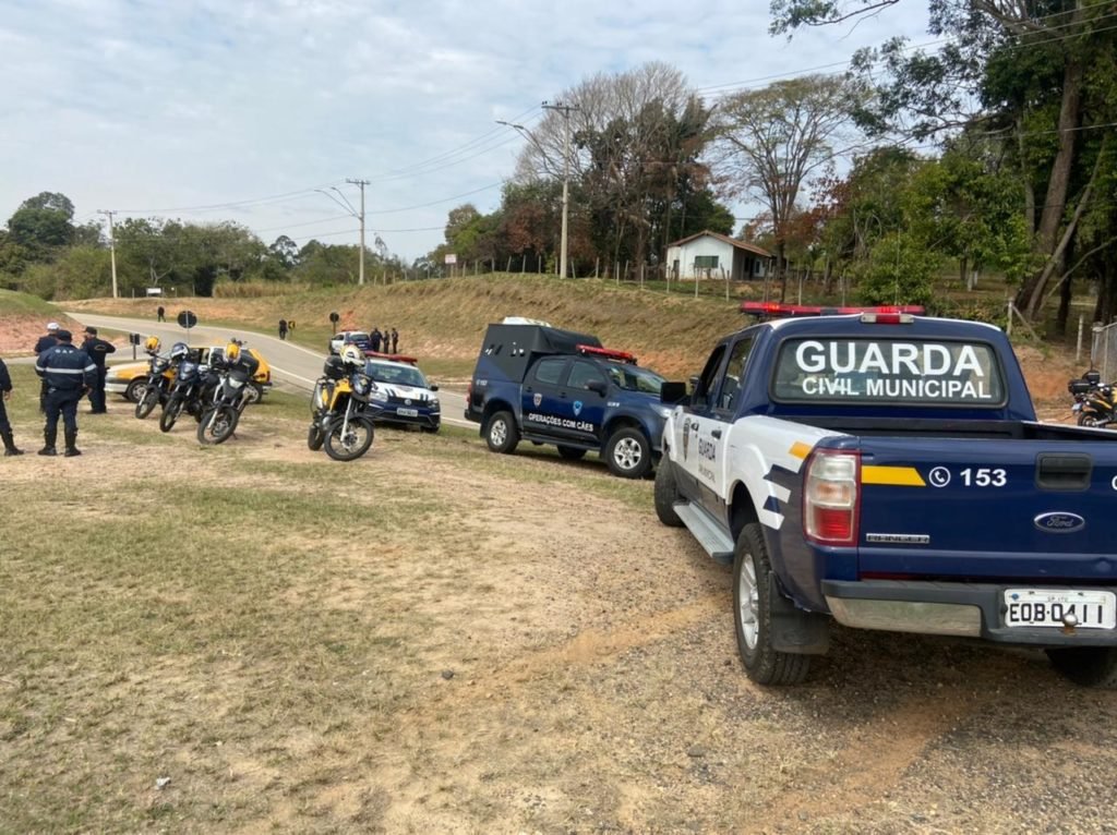 Após tiroteio em rodovia, GCMs e PMs prendem suspeito de furtar caminhão