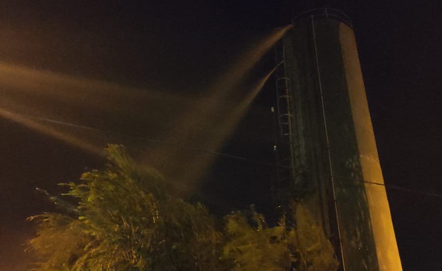 Leitor denuncia desperdício de água em caixa de condomínio