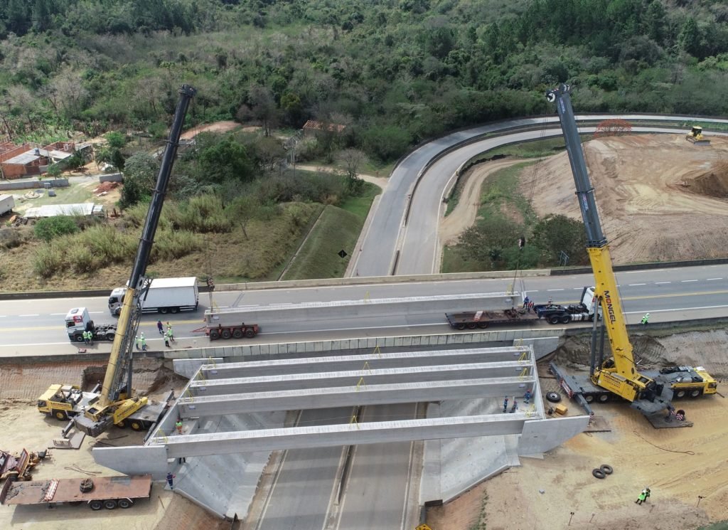 CCR ViaOeste lança vigas em novo viaduto na rodovia Raposo Tavares