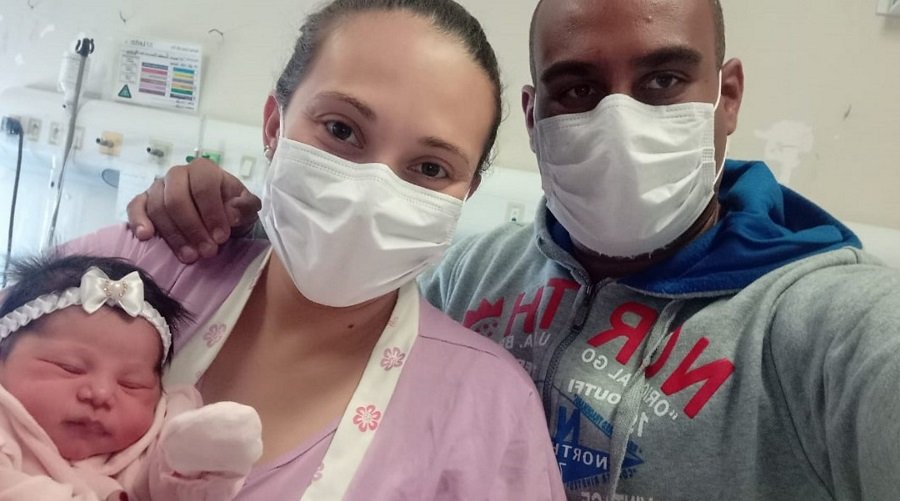 PM é auxiliada por colegas em parto domiciliar