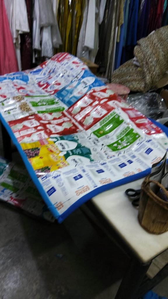 Participe: caixinhas de leite podem se transformar em mantas para pessoas em situação de rua