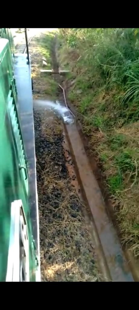 Leitor mostra vazamento de água que estaria há 22 dias sem reparos