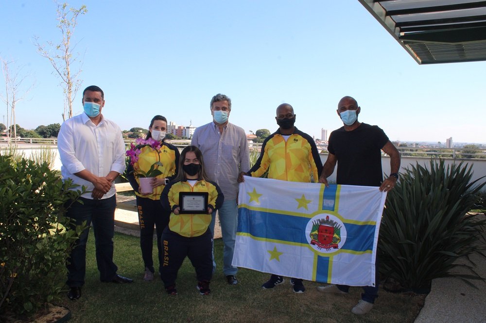 Autoridades ituanas prestam homenagem a atleta paralímpica