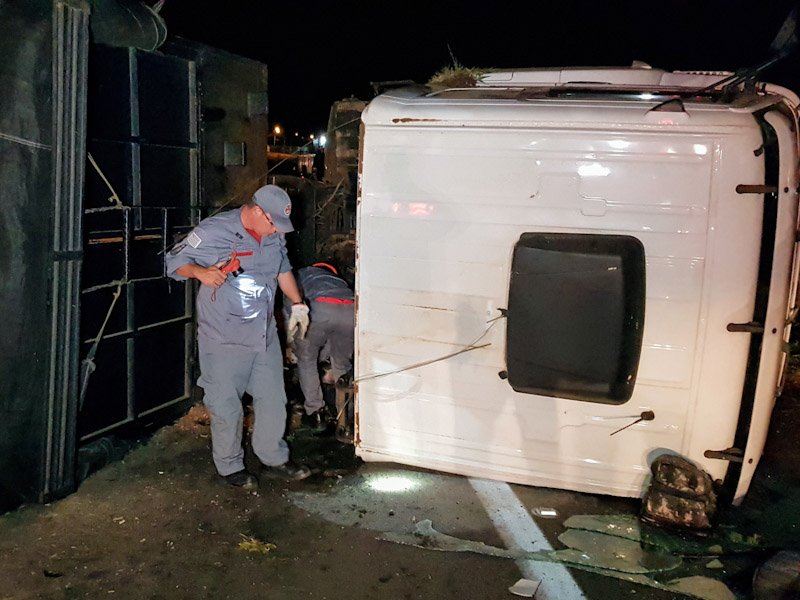 Caminhoneiro invade pista contrária e mata motociclista