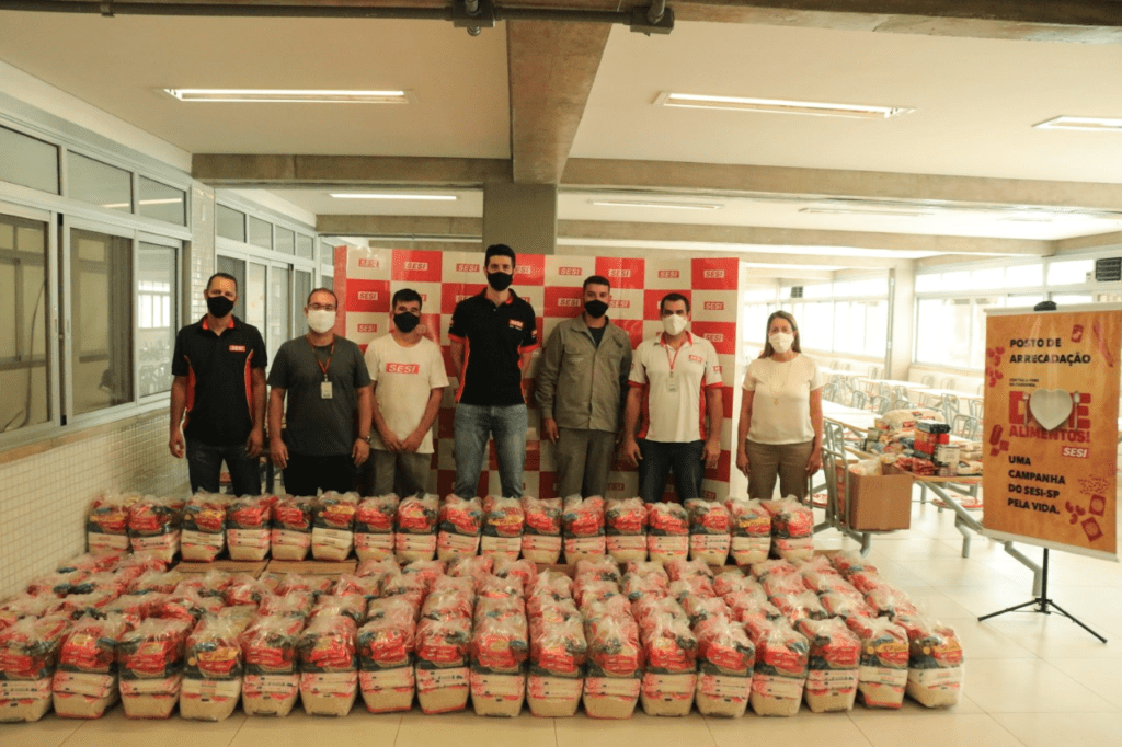 Escolas do Sesi realizam Drive-Thru da campanha Doe Alimentos