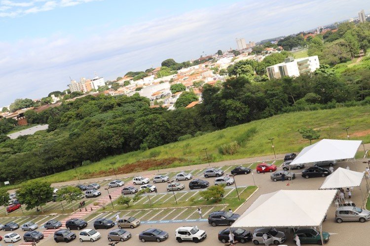 Profissionais da Educação Básica com 45 e 46 anos serão vacinados contra Covid