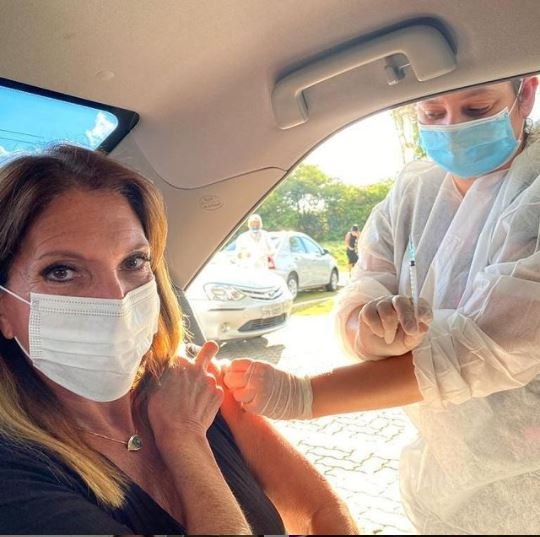 Lucilia Diniz conta que tomou vacina em Itu