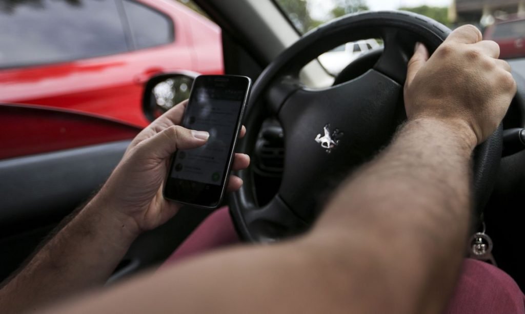 Uso do celular ao volante representa 8% das multas de trânsito em Itu