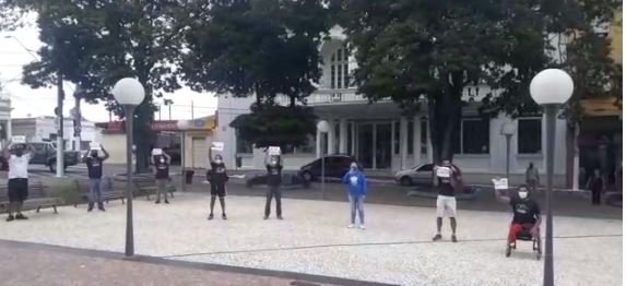 Pessoas com deficiência pedem “Vacina Já!” em Itu