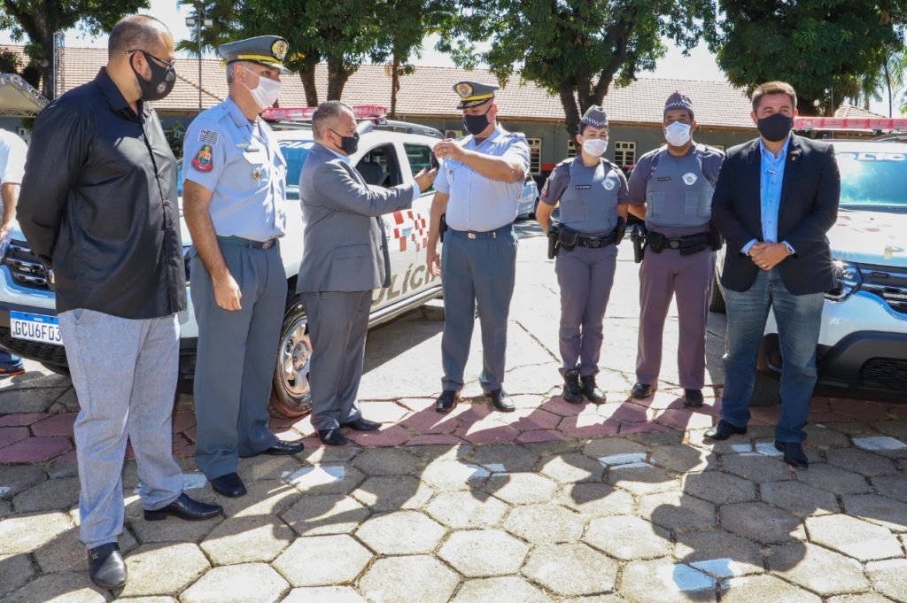 Vice-prefeito Luciano do SECOM recebe as chaves de nova viatura da PM para Itu