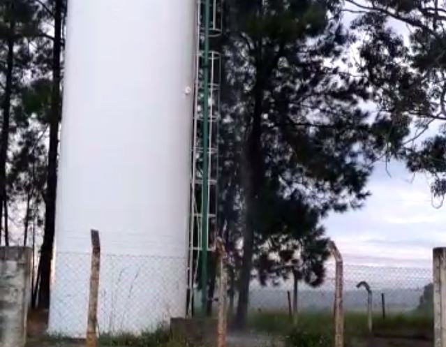 Leitora denuncia vazamento constante de água em caixa de água da CIS
