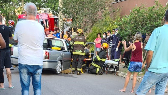 Rapaz embriagado bate veículo durante briga com namorada