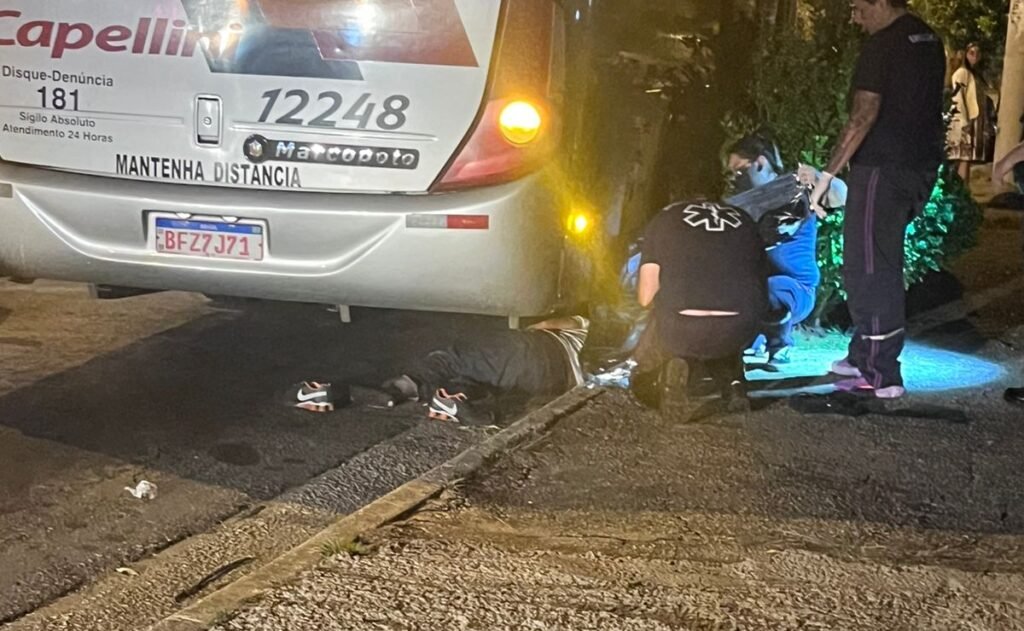 Homem dorme debaixo de ônibus e morre atropelado