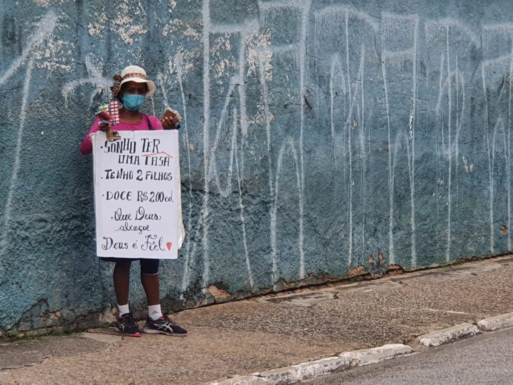 Bárbara, a vendedora de balas do semáforo da Santa Casa