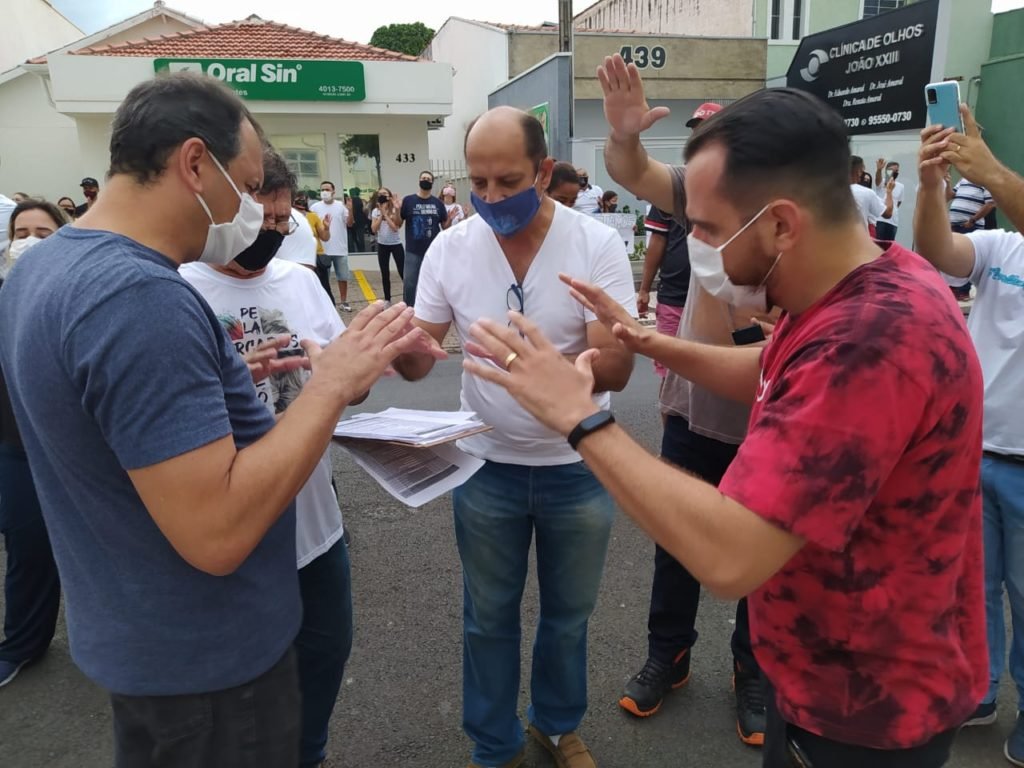 Igrejas evangélicas fazem cordão de oração em torno de Santa Casa de Itu