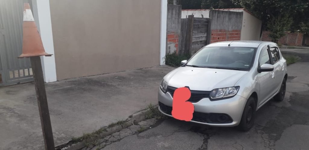 Leitor reclama de buraco na rua que o impede de guardar seu carro