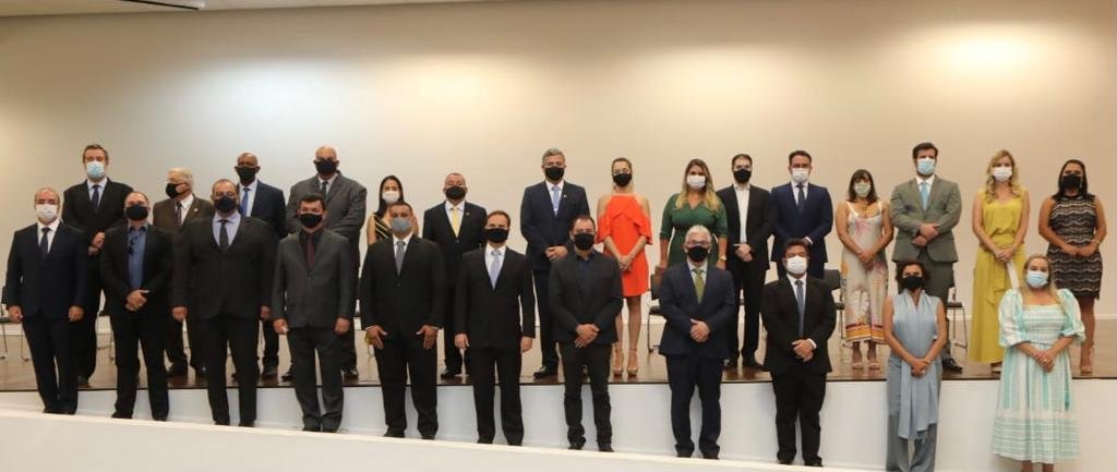 Prefeito reeleito toma posse e anuncia secretariado