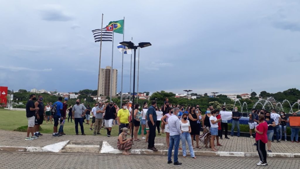 Comerciantes fazem carreata para protestar contra fase vermelha