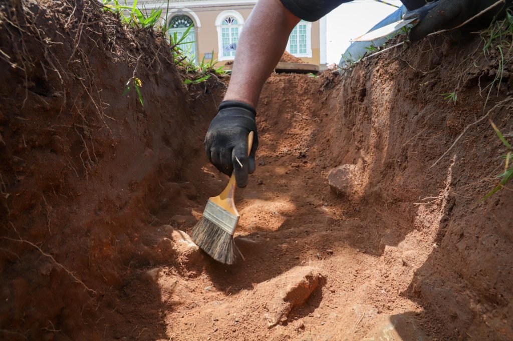Arqueologia na Praça Dom Pedro I encontra diversos artefatos