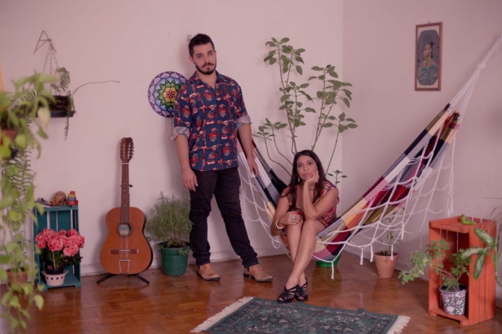 Paula Cavalciuk e Anderson Charnoski apresentam show virtual neste domingo