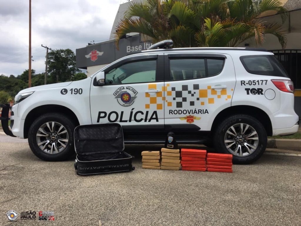 Homem é preso com tijolos de maconha