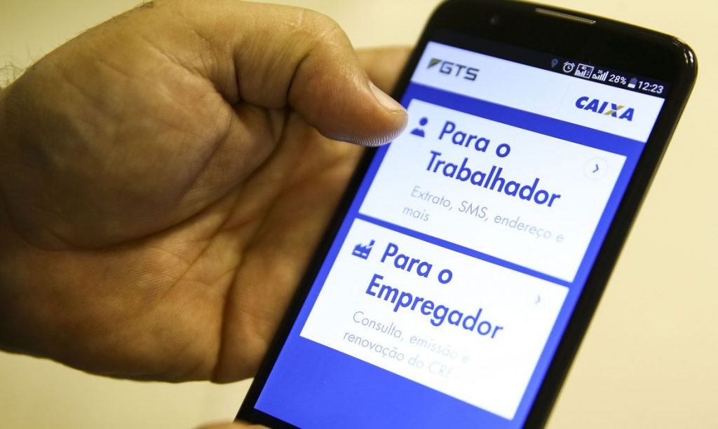 Trabalhador pode solicitar saque de R$ 1.045 do FGTS até quinta