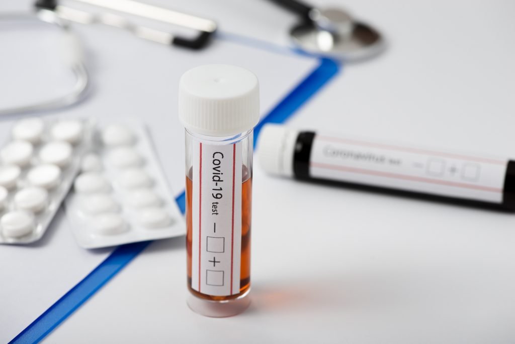 Média diária de casos e mortes por coronavírus crescem mais de 60% em dezembro