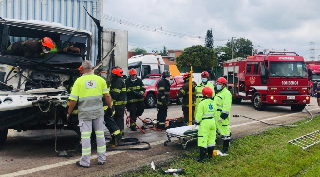 Acidente entre caminhões deixa um ferido grave na SP-75