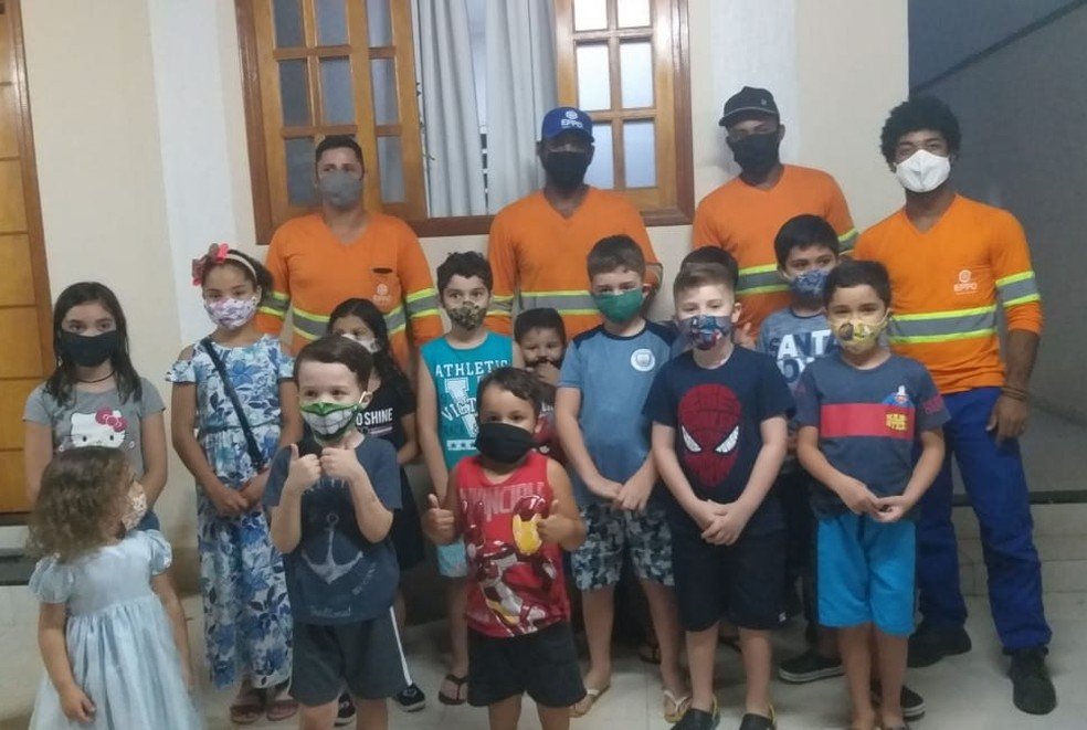 Crianças homenageiam coletores em Itu