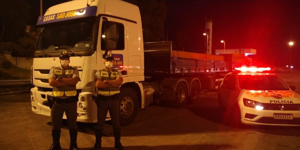 Polícia Rodoviária recupera caminhão roubado e liberta motorista