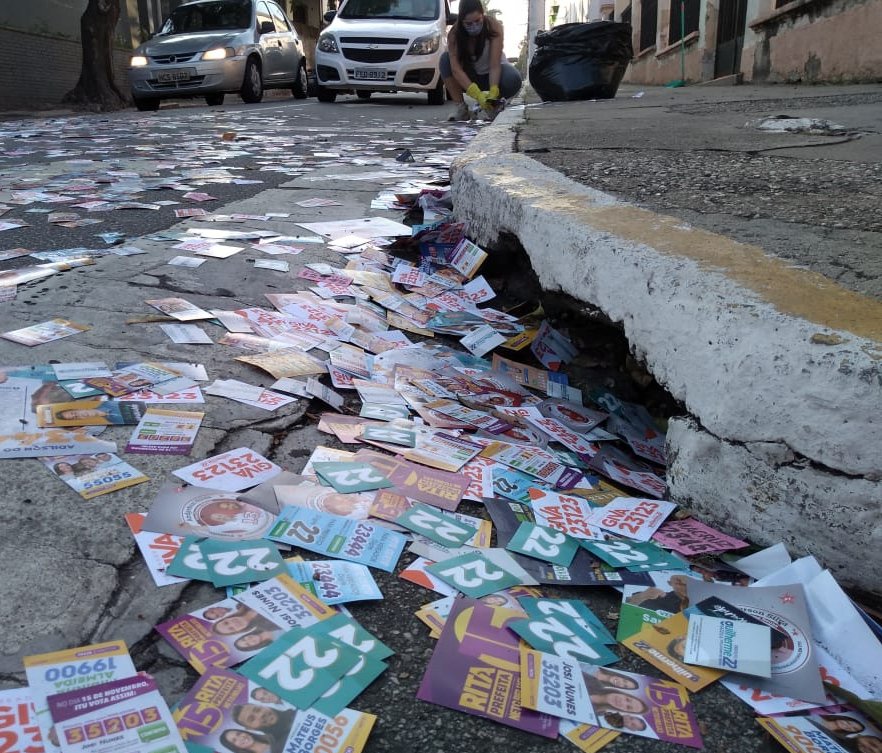 Grupo recolhe 80 quilos de “santinhos”