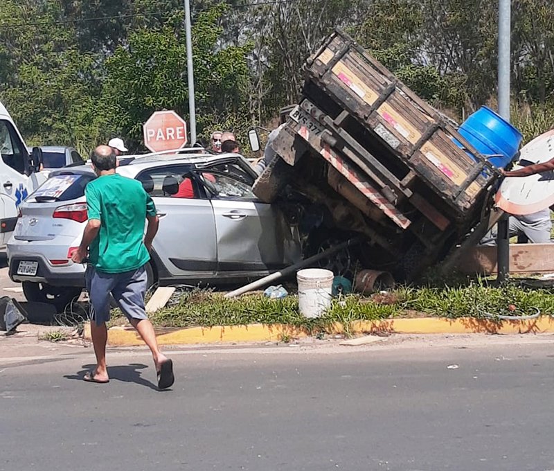 Rodovia da Convenção tem grave acidente nesta tarde