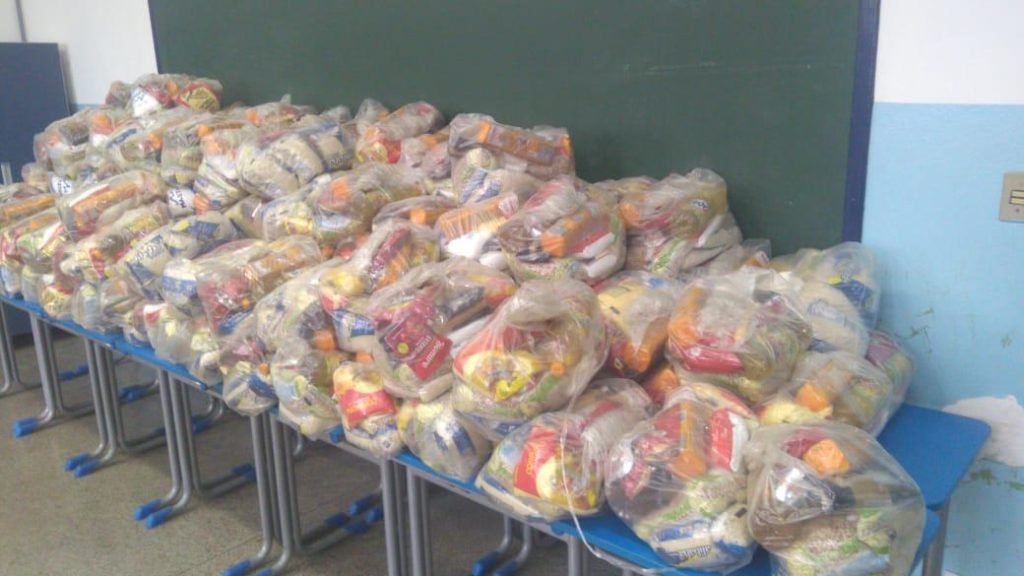 Entrega de kit alimentação se torna imbróglio político e jurídico