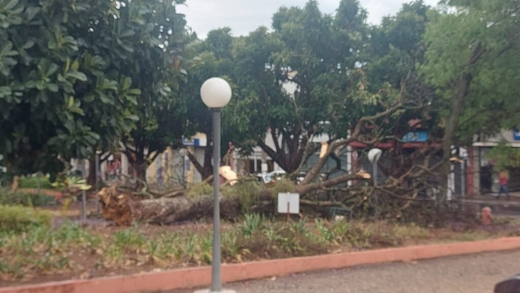 Itu, Salto e Indaiatuba continuam com pontos sem energia e sem água 24 horas após temporal