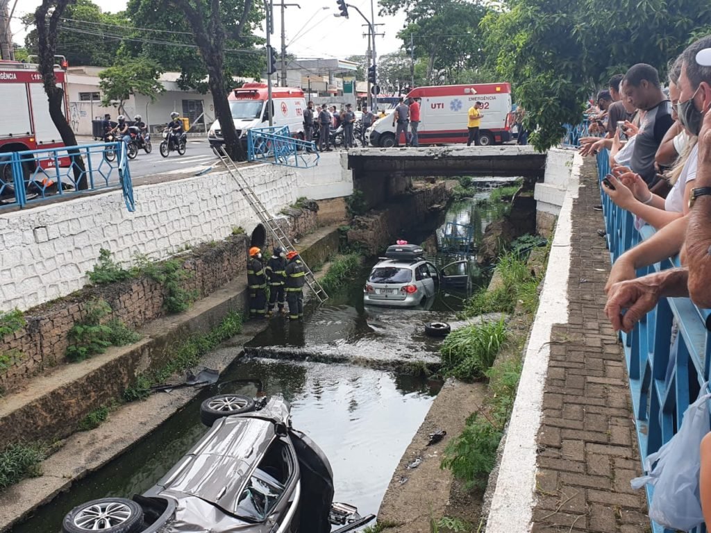 Dois carros colidem e caem no córrego Taboão