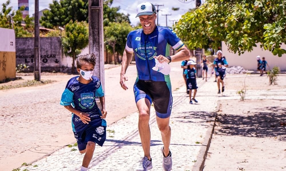 Triatleta olímpico faz treino com crianças em Itu