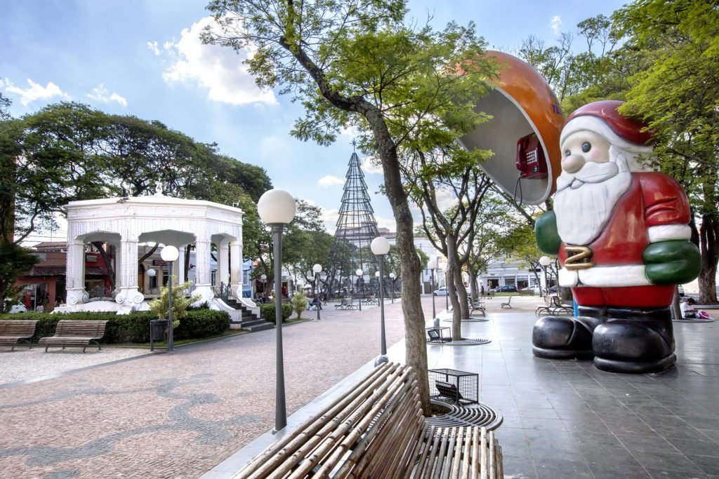 Praça da Matriz recebe decoração natalina