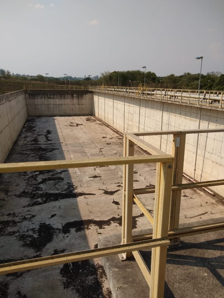 Itu joga esgoto  sem tratamento no Rio Pirajibu