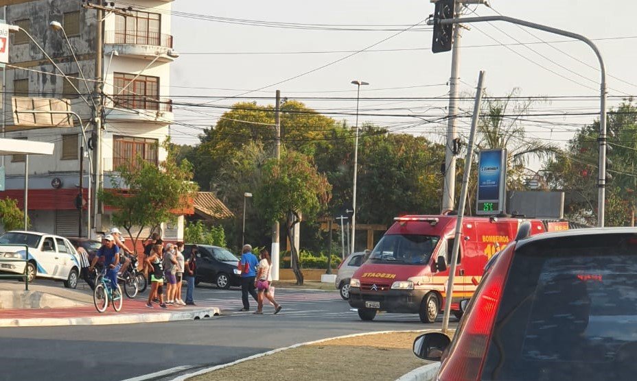 Ciclista sofre acidente de trânsito na Avenida 9 de Julho