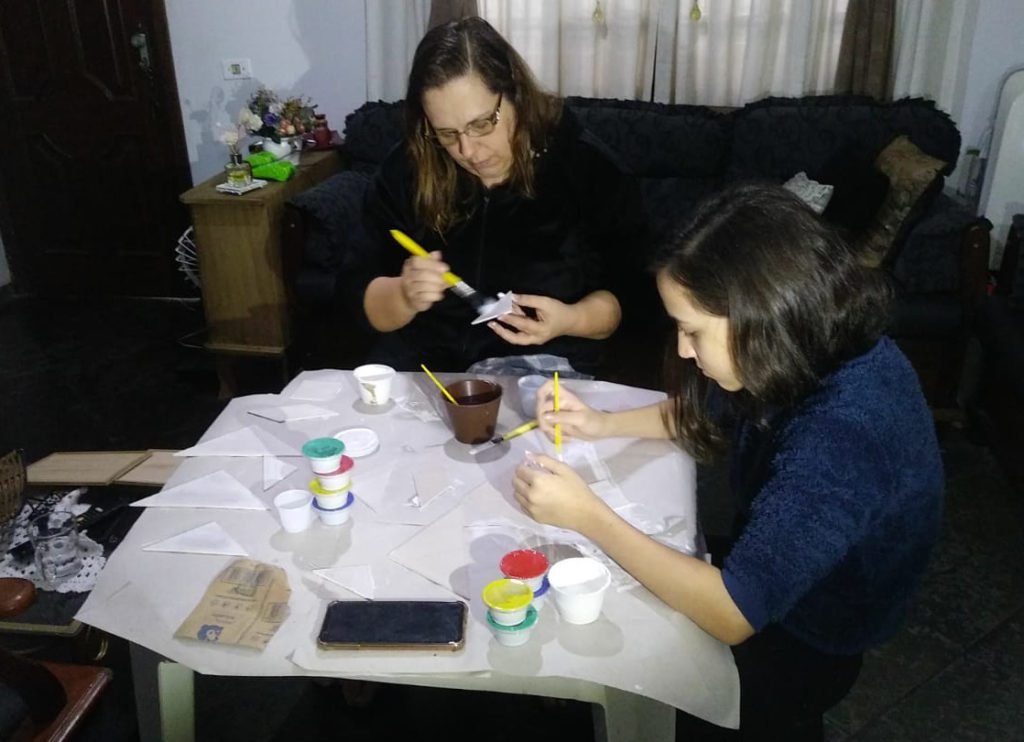 Alunos de colégio fazem brinquedos para crianças refugiadas