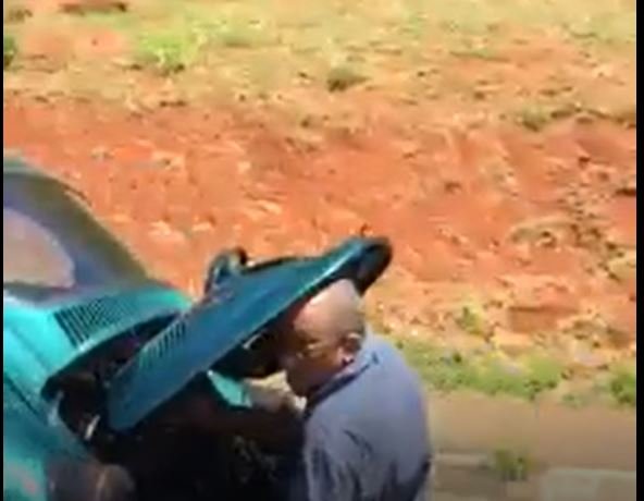 Vídeo de mecânico andando em motor de fusca viraliza