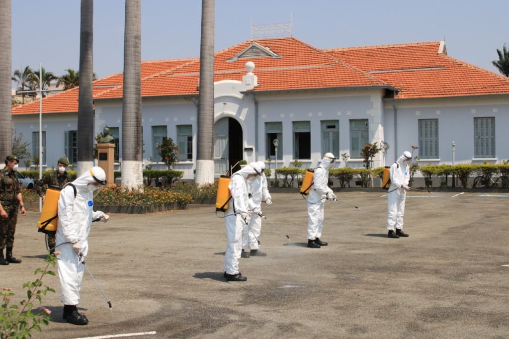 Regimento Deodoro faz desinfecção em Lar