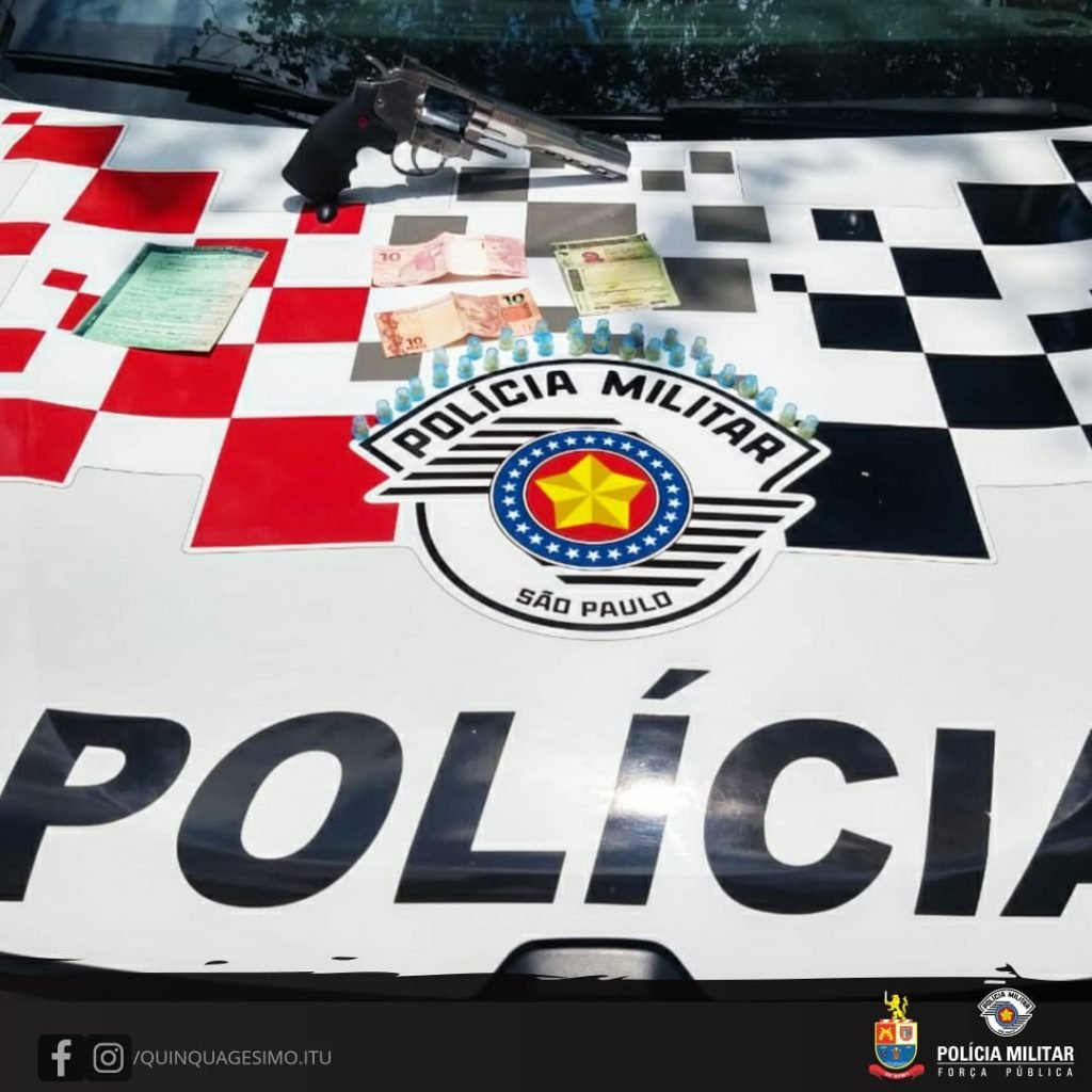 PM apreende drogas e simulacro de arma de fogo